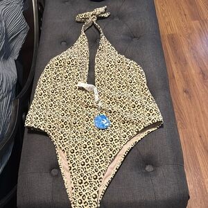 Bathing suit
Leopard print v neck tie around the neck
Very cute
